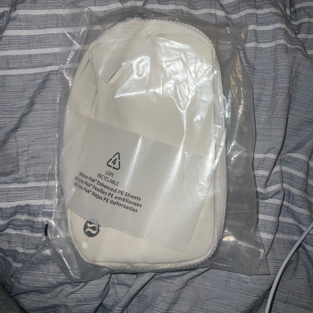 NEW IN PACKAGING WHITE OPAL LULULEMON EVERYWHERE BELT BAG EBB